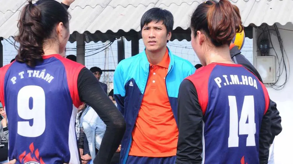 HLV Hữu Hà (giữa) và các VĐV trẻ.