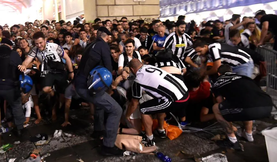 Hàng trăm cổ động viên Juventus bị thương khi xem Chung kết Champions League ảnh 2 Hàng trăm cổ động viên Juventus bị thương khi xem Chung kết Champions League ảnh 2