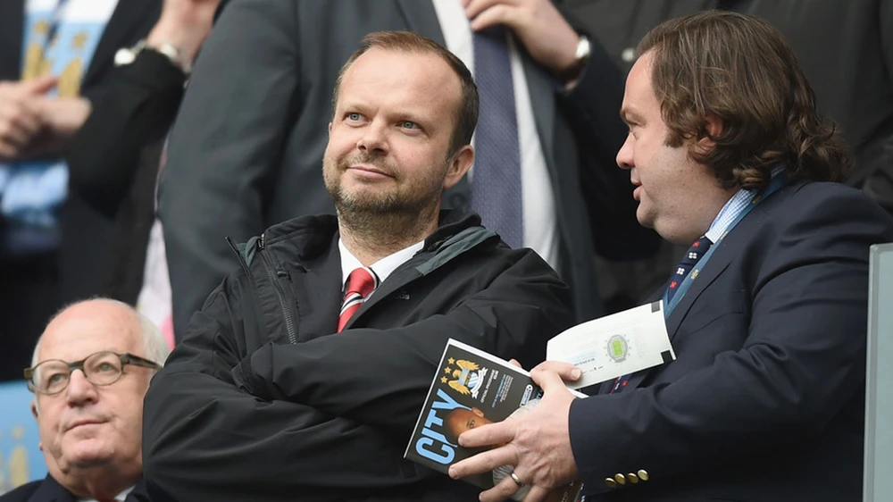 Ed Woodward (giữa) đang khiến HLV Mourinho và người hâm mộ lo lắng.