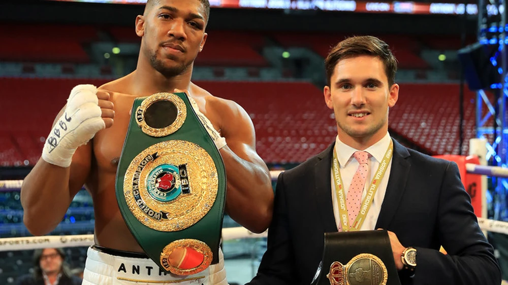 Anthony Joshua (trái) luôn tôn trọng Vladimir Klitschko.