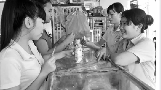 Đoàn viên Công ty Trường Lợi tranh thủ bán hàng tại căn tin vào giờ trưa