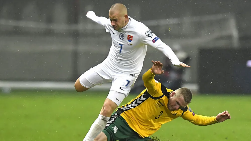 Slovakia (trái) sẽ không khó vượt qua Litva.