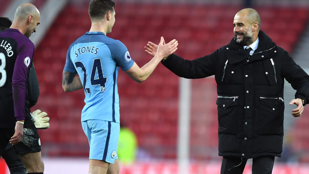 Pep Guardiola (phải) luôn tự tin có thể thành công ở mùa giải tới.