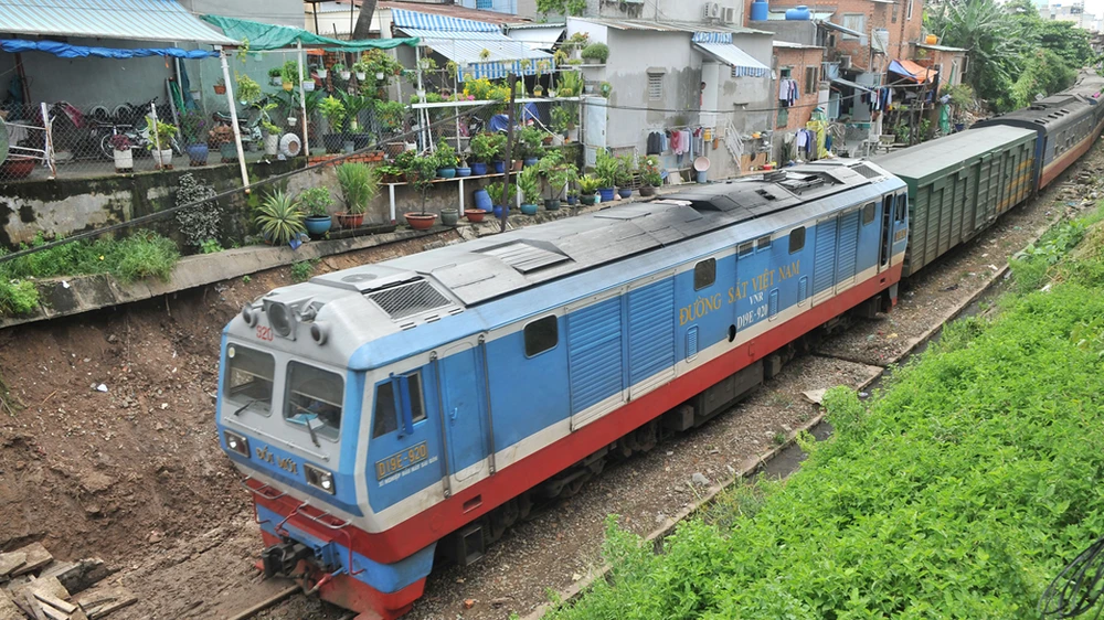  Xe lửa đi ngang quận Gò Vấp, TPHCM Ảnh: THÀNH TRÍ