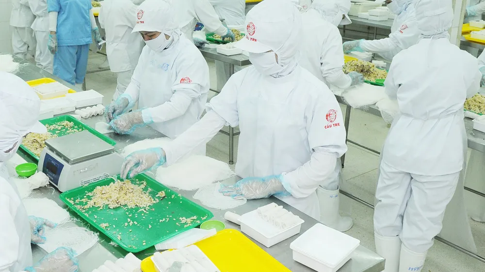 Sản xuất thực phẩm chế biến tại một doanh nghiệp có sản phẩm bán tại một siêu thị Hàn Quốc Ảnh: CAO THĂNG
