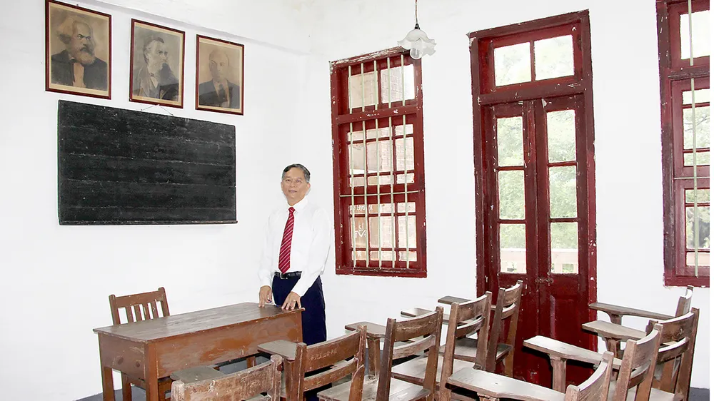 PGS-TS Nguyễn Việt Hùng tại di tích lớp đào tạo cán bộ của tổ chức Việt Nam Thanh niên cách mạng đồng chí Hội ở Quảng Châu