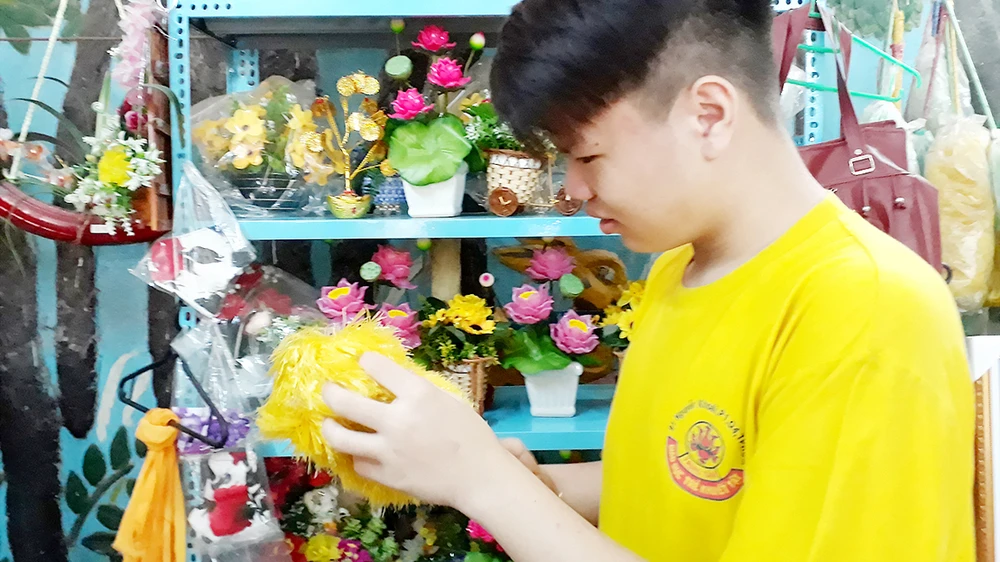 Trẻ khuyết tật mừng vui nâng niu sản phẩm do chính tay mình làm ra