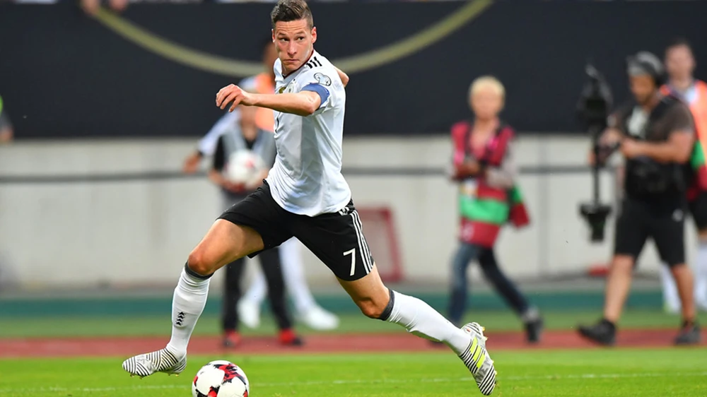  Julian Draxler với chiếc băng đội trưởng là niềm hy vọng lớn nhất giúp tuyển Đức thành công