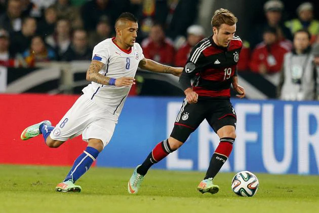 Arturo Vidal (trái, Chilê) bám theo Mario Goetze (Đức).