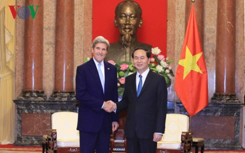 Chủ tịch nước Trần Đại Quang và cựu Ngoại trưởng Mỹ John Kerry. Ảnh: VOV