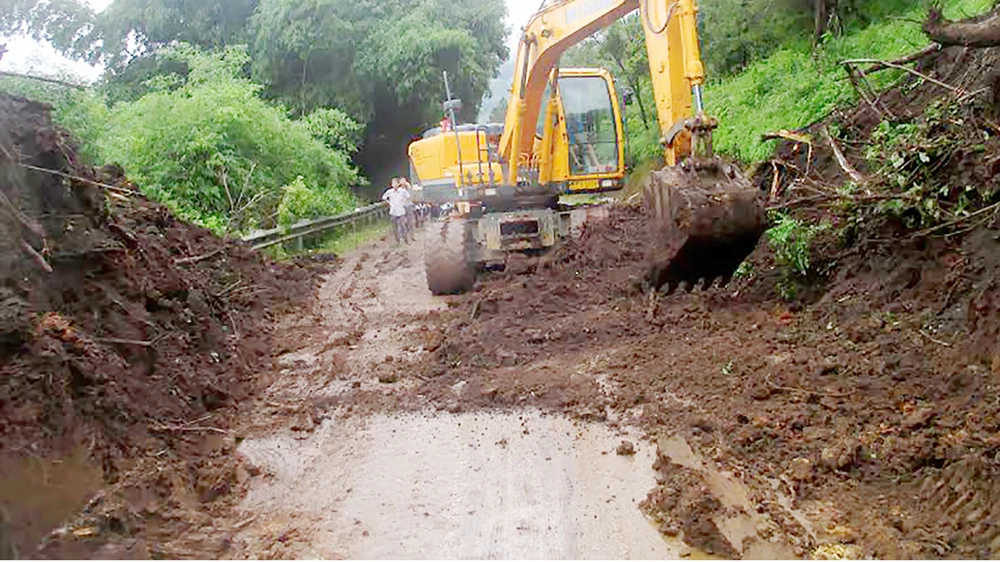 Sạt lở hơn 2.000m3 đất, đá trên đèo Hoàng Liên Sơn
