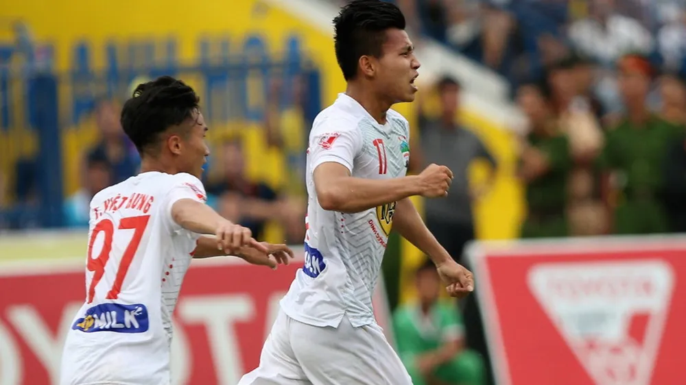 Văn Thanh (phải) tiếp tục chơi thăng hoa với bàn gỡ hòa 2-2 cho HAGL. Ảnh: T.L