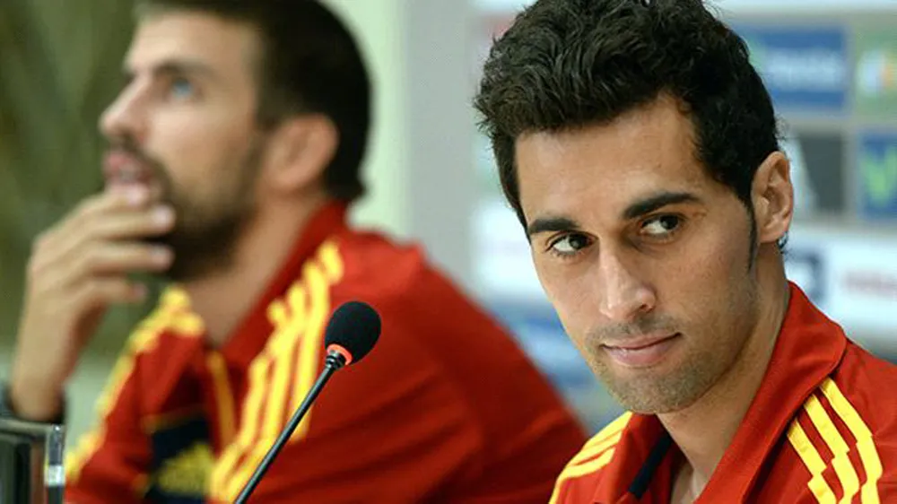 Arbeloa (phải) ghét Pique ra mặt.