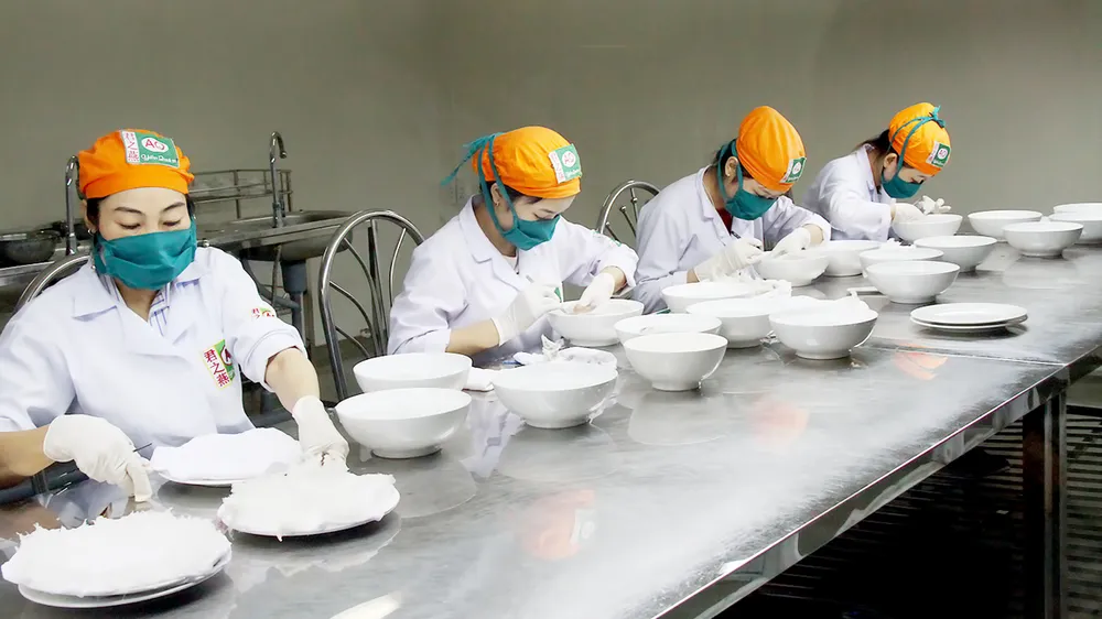 Làm sạch tổ yến tại Trung tâm triển lãm yến sào Việt Nam Việt Linh (xã Tam Thôn Hiệp, huyện Cần Giờ, TPHCM) Ảnh: PHIÊU NHIÊN