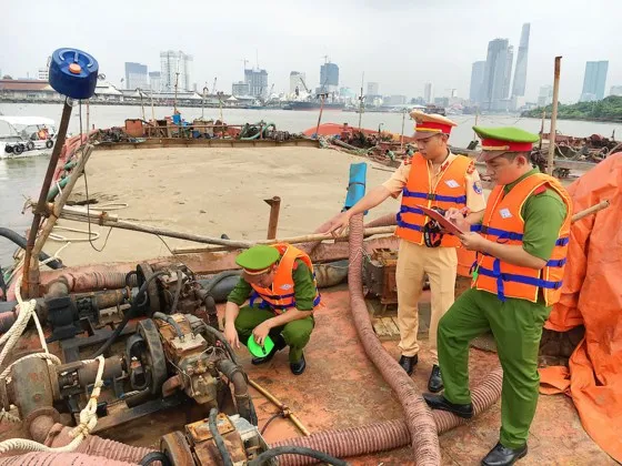 Lực lượng công an đang tiến hành kiểm kê số lượng cát hút trộm trên tàu