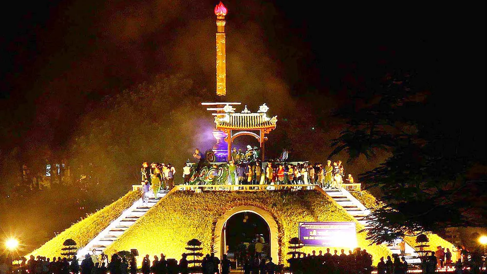 Đông đảo cựu chiến binh thắp hương hoa tri ân các anh hùng liệt sĩ tại đài tưởng niệm Thành cổ Quảng Trị