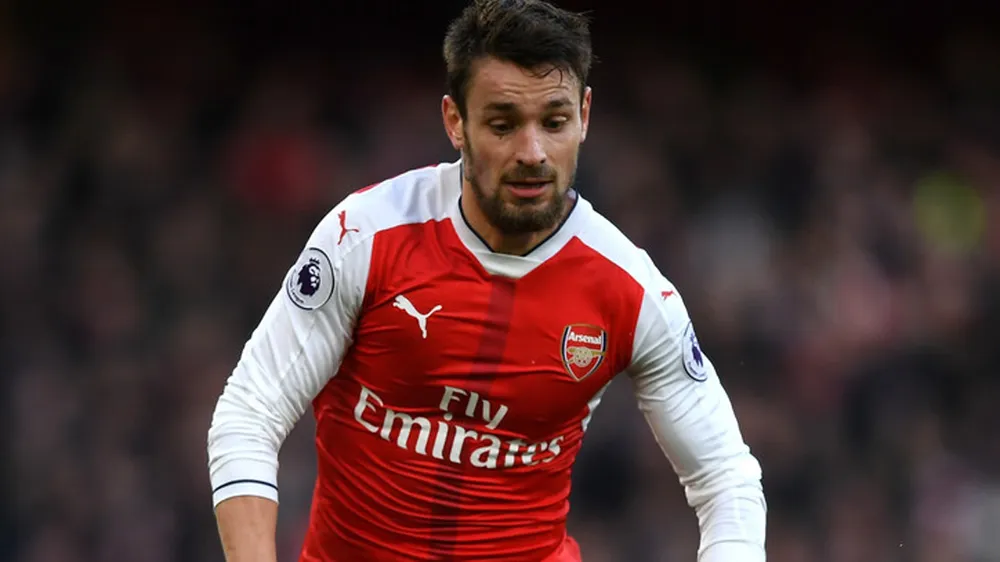 Mathieu Debuchy còn chỗ trong đội hình của Arsenal.