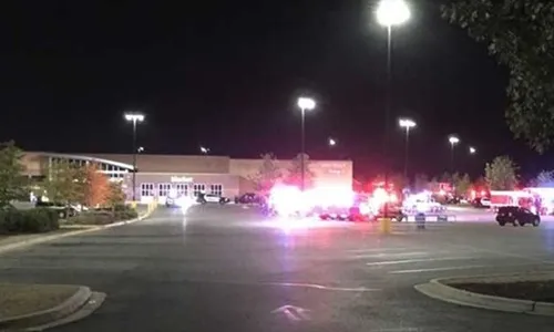 Bên ngoài siêu thị Walmart, nơi phát hiện chiếc xe container. Ảnh: KENS5.