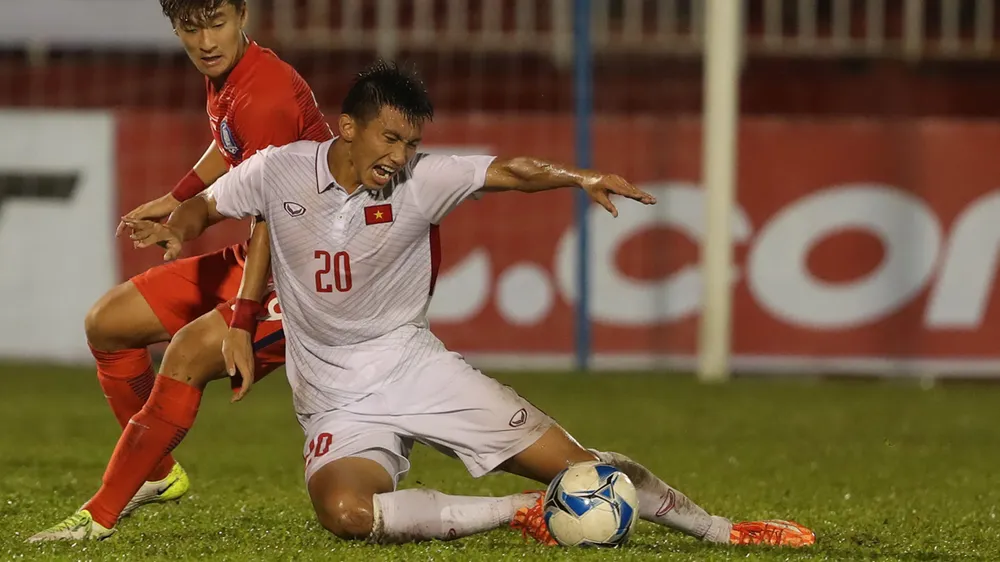 Hậu vệ trẻ Văn Hậu cần thêm thời gian để kiểm chứng. Ảnh: Hoàng Hùng