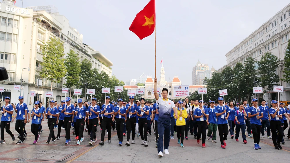 Đoàn đi bộ đồng hành hưởng ứng Lễ xuất quân SEA Games 29.