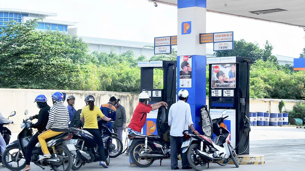 Trước đó, ngày 4-8-2017, giá xăng cũng đã tăng 599 đồng/ lít 