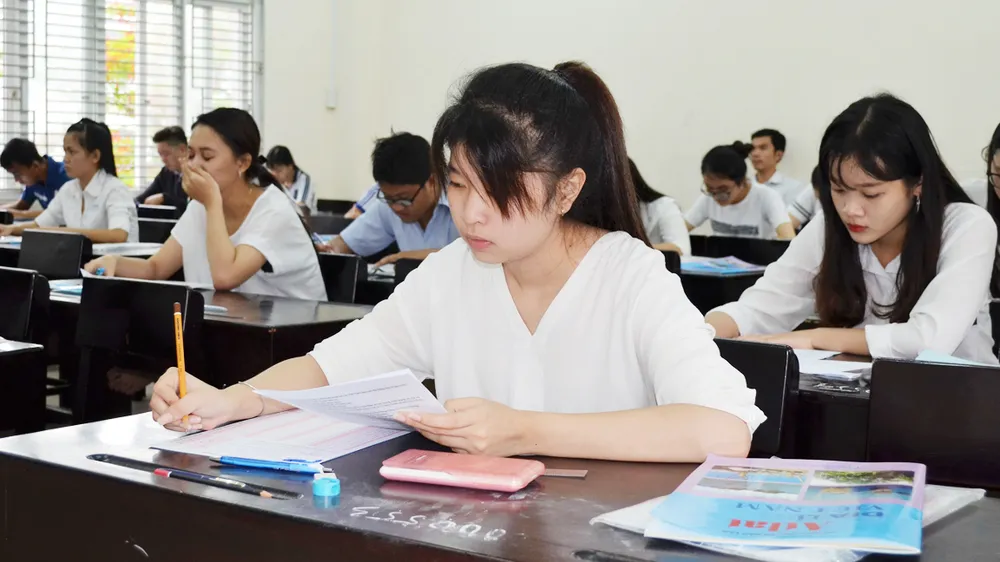 Thí sinh thi THPT quốc gia năm 2017 tại điểm thi Trường THPT Long Xuyên (An Giang)