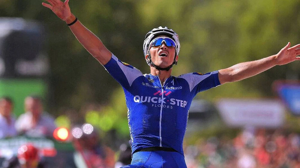 Julian Alaphilippe vui mừng vượt qua đích đến.