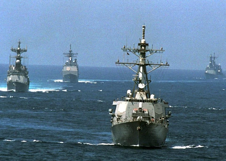 Tàu khu trục tên lửa dẫn đường USS John Paul Jones (bên phải, hàng đầu). Ảnh EPA