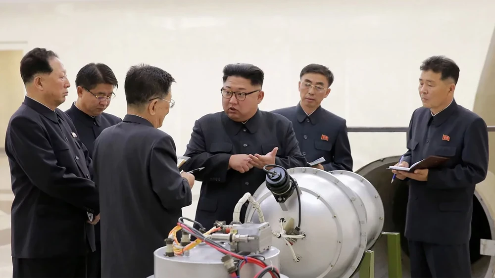 Lãnh đạo CHDCND Triều Tiên Kim Jong-un kiểm tra quả bom H có "sức mạnh hủy diệt lớn" có thể gắn lên một tên lửa đạn đạo xuyên lục địa (ICBM). Ảnh do KCNA công bố ngay trước vụ thử hạt nhân lần thứ 6 của Triều Tiên ngày 3-9-2017