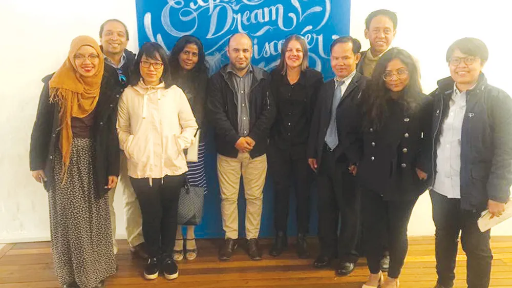 Hai nhà đồng sáng lập Refugee Talent với các phóng viên châu Á