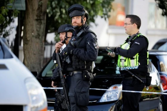 Cảnh sát vũ trang phong tỏa ga tàu điện ngầm Parsons Green ở London, Anh, ngày 15-9-2017. Ảnh: REUTERS 