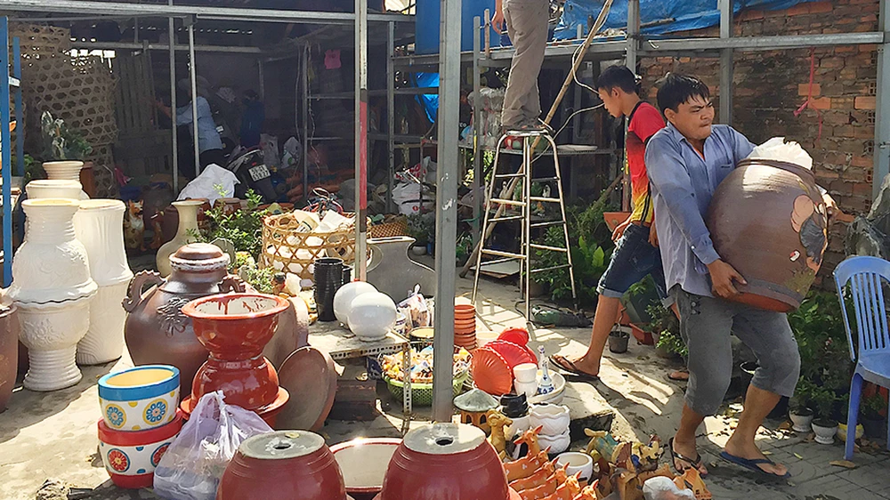 Chủ ki-ốt trên đường Trường Chinh (quận Tân Bình) di dời hàng hóa khi bị các cơ quan chức năng tổ chức cưỡng chế 