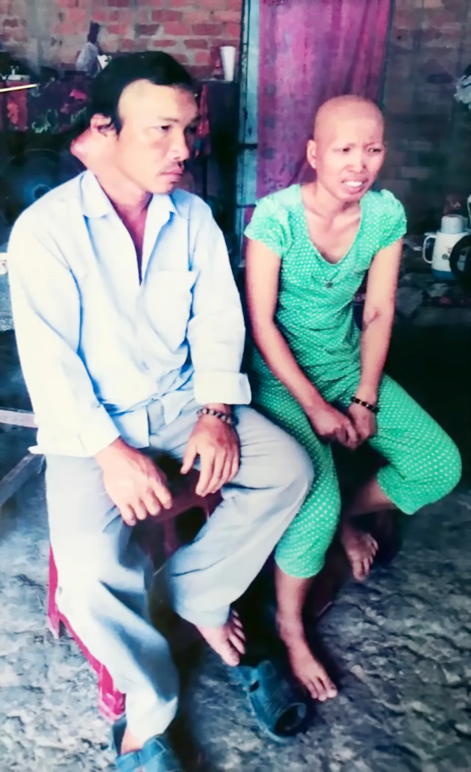 Vợ chồng ung thư nuôi 3 con nhỏ cầu cứu ảnh 1 Vợ chồng ung thư nuôi 3 con nhỏ cầu cứu ảnh 1
