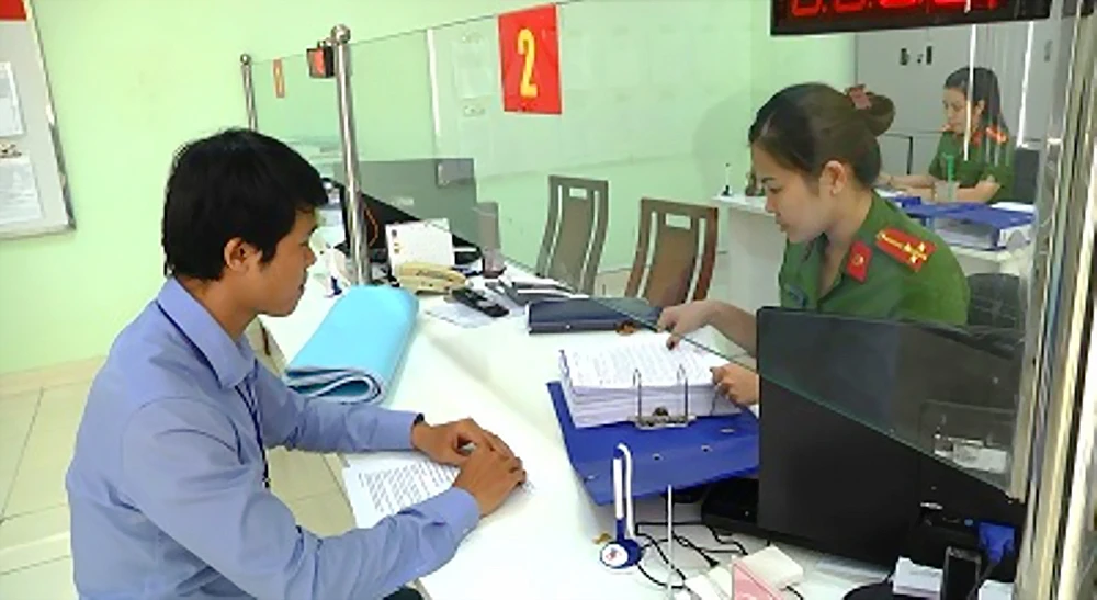 Chủ doanh nghiệp nộp hồ sơ thẩm duyệt PCCC theo cơ chế một cửa tại Cảnh sát PCCC TPHCM