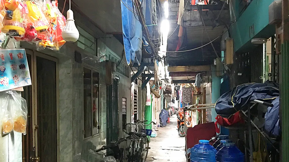 Trong các con hẻm sâu, thiếu ánh sáng ở khu Mả Lạng, có những căn nhà rất nhỏ, lụp xụp 