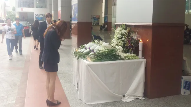 Sinh viên Trường Hutech đặt hoa tưởng niệm nam sinh tử vong trong trường