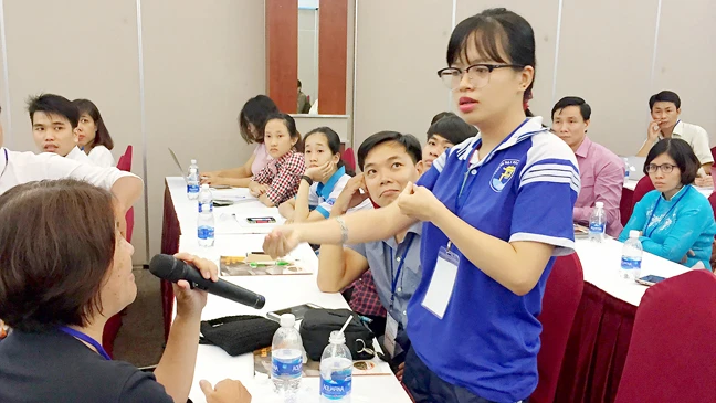 Em Lê Minh Tú, sinh viên năm nhất chuyên ngành Tâm lý học, Trường ĐH Văn Hiến, chia sẻ những khó khăn trong quá trình học tập