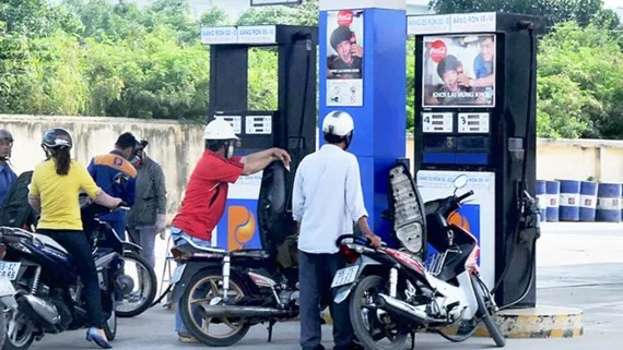 Với đợt điều chỉnh mới nhất này, giá xăng vượt 18.000 đồng/lít