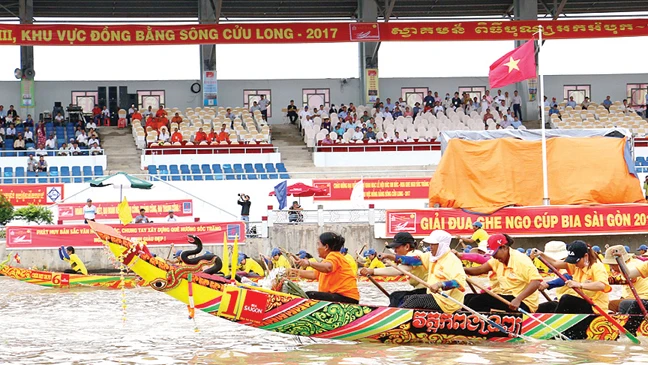 Các đội diễu hành qua khán đài chính