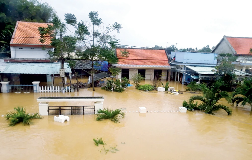 Đến chiều 6-11, lũ tiếp tục nhấn chìm nhà dân ở xã Điện Thắng Trung (Điện Bàn, Quảng Nam) Ảnh: Nguyễn Hùng