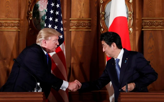 Thủ tướng Nhật Bản Shinzo Abe hội đàm song phương với Tổng thống Mỹ Donald Trump ở Tokyo. Ảnh: REUTERS 