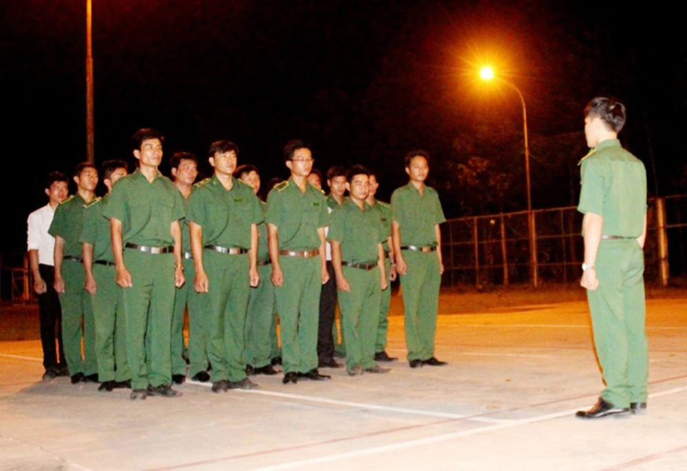 Hình ảnh lớp “Điều lệnh đội ngũ” trong đêm