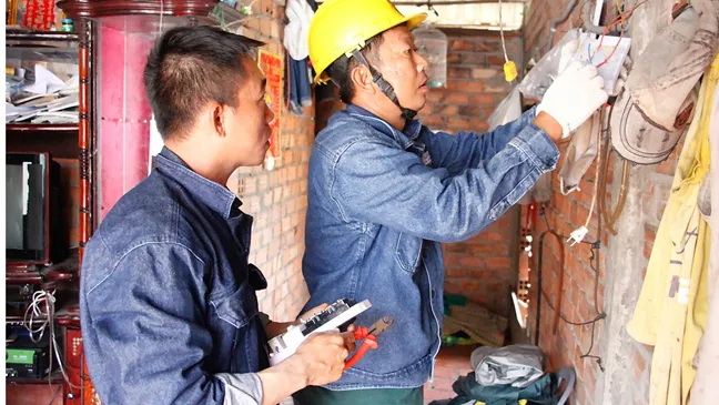 Đoàn viên thanh niên Tổng công ty Điện lực TPHCM tham gia sửa điện giúp dân