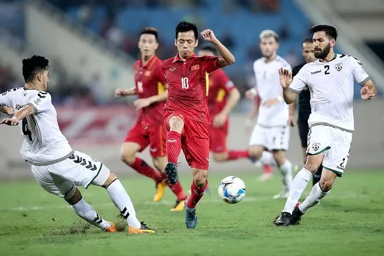 Văn Quyết khá bế tắc trước hàng phòng ngự Afghanistan. Ảnh: MINH HOÀNG