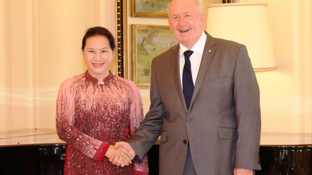 Toàn quyền Australia Peter Cosgrove đón Chủ tịch Quốc hội Nguyễn Thị Kim Ngân tại Dinh Toàn quyền ở thủ đô Canberra. Ảnh: TTXVN