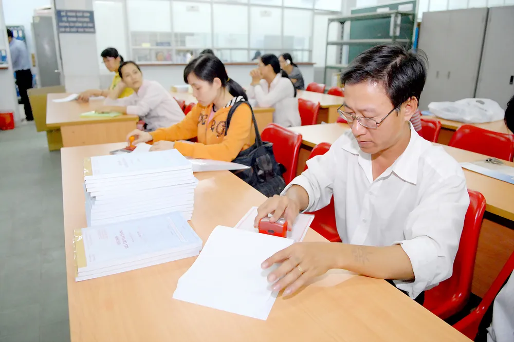 Doanh nghiệp đóng dấu hóa đơn Ảnh: THÀNH TRÍ