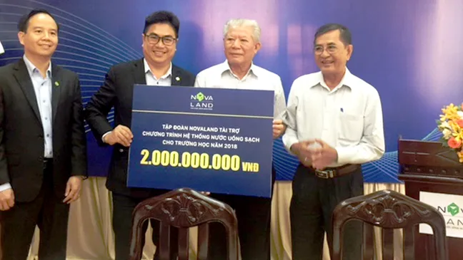 Đại diện Tập đoàn Novaland trao bảng tài trợ 2 tỷ đồng cho Hội Bảo trợ bệnh nhân nghèo TPHCM
