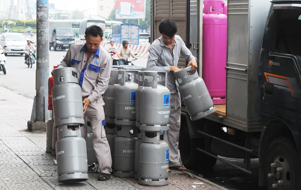 Đưa bình gas vào một cửa hàng trên đường Điện Biên Phủ, quận 1 Ảnh: CAO THĂNG