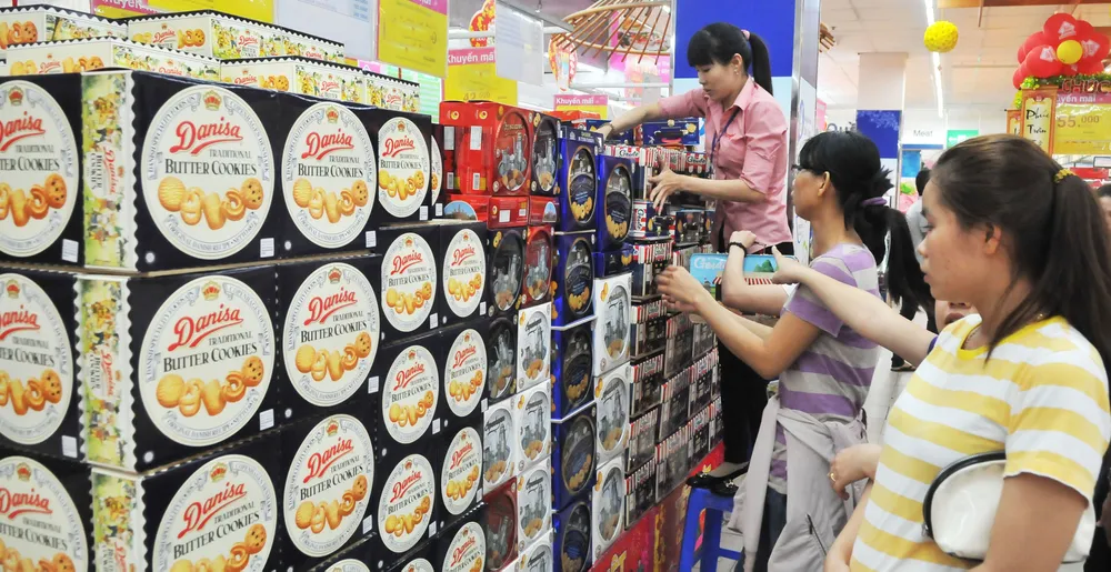 Đa dạng sản phẩm bánh kẹo hàng Việt và ngoại nhập phục vụ thị trường tết Ảnh: CAO THĂNG