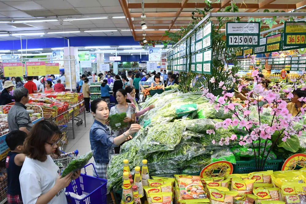 Siêu thị Co.opmart Cai Lậy tấp nập khách nhờ giảm giá mạnh